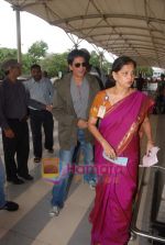 Shahrukh Khan snapped as he returns from Kolkatta on 31st Aug 2010 (2).JPG